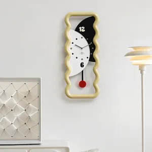 Horloges murales horloge artistique crémeuse sans poinçonnage de conception moderne minimaliste créative
