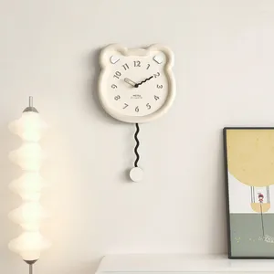 Relojes de pared Reloj de oso creativo para sala de estar Hogar Simplicidad moderna Crema Reloj colgante Decoración de comedor Forma especial