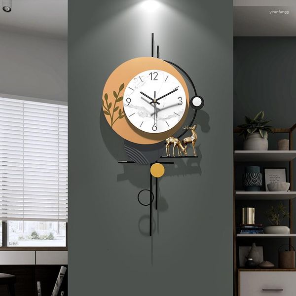 Relojes de pared Reloj nórdico creativo Diseño moderno Sala de estar Luz grande Fondo de arte de metal de lujo Oficina silenciosa Decoración del hogar