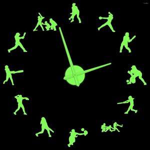 Wandklokken Vrouwelijke Speler Softbal Gloeiende Klok Vrouwen Sport Home Decor Zelfklevende DIY Sticker Groot Horloge Quartz Werkt op batterijen