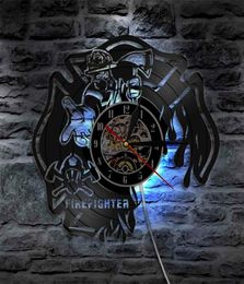 Wandklokken Fire Dept Art Firefighter Clock Firemen Helm Rescue Record met LED Night Light Home Decor Gift4709171