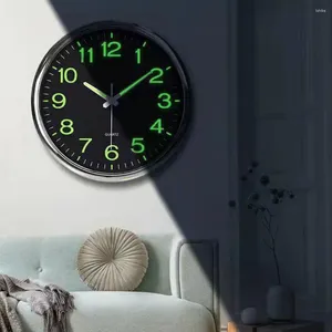 Les horloges murales brillent une horloge sombre pour une lecture facile de l'heure la nuit avec des mains minimalistes et lumineuses pour chambre à coucher pour personnes âgées