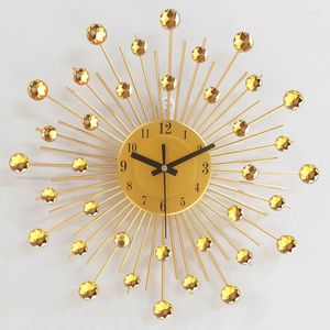 Relojes de pared Arte del hierro Sala de estar creativa Reloj de barrido silencioso decorativo Puntos dorados plateados sobre radiación Placa de esfera lineal de alta densidad