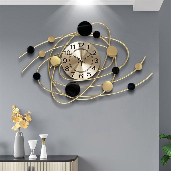 Horloges murales grande horloge créative salon décoration nordique minimaliste silencieux métal planète en forme maison montre 220829