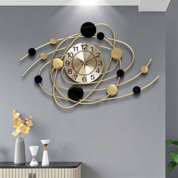 Horloges murales Grande horloge murale créative salon décoration nordique minimaliste silencieux horloges en métal planète en forme de maison montre 220909