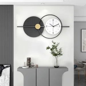 Relojes de pared Reloj para sala de estar Piezas de regalo Art Deco Mano redonda Número de madera Negro Blanco Diseñador Zegar Decoración del hogar