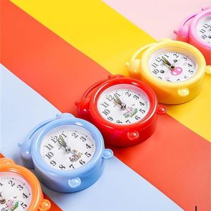 Horloges murales Réveil fort pour chambre d'enfants Chambre de dessin animé Chevet Simple Petit bureau Saut de secondes avec bruit Mini cadeaux mignons