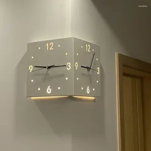 Relojes de pared Moderno Reloj blanco de doble cara Ángulo de acero Lámpara de inducción ahuecada digital con silencio Sin agujero Color puro