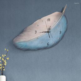 Relojes de pared Reloj azul nórdico Resina minimalista Forma de pluma creativa Arte irregular Orologio Da Parete Decor EI50WC