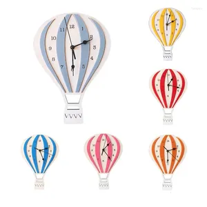 Horloges murales Style nordique Cartoon Air Balloon Clock Chambre muette Cadeaux uniques Décorations pour la maison