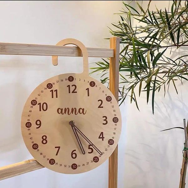 Horloges murales Horloge suspendue en bois nordique Salon Bureau Décor à la maison Art Design Cadeau silencieux Nom personnalisé Cadeaux commémoratifs