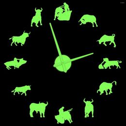 Horloges murales Bullfighter espagnol et Bull Design moderne Horloge lumineuse Rider 3D Acrylique Stickers DIY Montre Glow In Dark