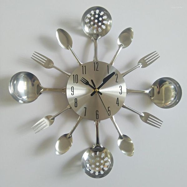 Relojes de pared Venta superior Reloj de metal 3D Estilo moderno Diseño de cuarzo Decoración para el hogar Relojes Cuchillo y tenedor Cocina separada