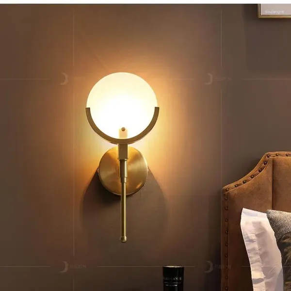 Lámpara de pared 1 PCS Cobre Postmoderno LED Accesorio Luz de noche Dormitorio Pantalla de vidrio esmerilado Sconces Baño E14 Luna