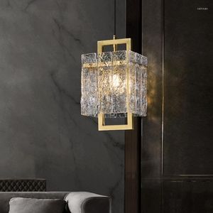 Wandlamp Volledig koperen entreekroonluchter is licht en luxueus Het bed in de gangslaapkamer van een postmodern restaurant.