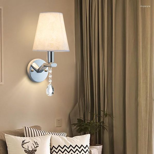 Lámpara de pared para dormitorio, mesita de noche, tela en forma de cono, luz Simple moderna con gotas de cristal, accesorios de iluminación para decoración de interiores