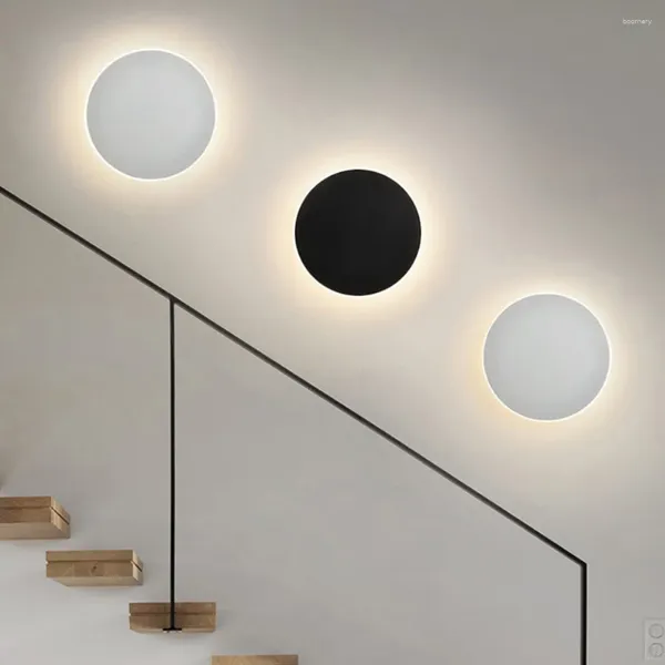 Lampe murale chambre au lit moderne minimaliste de l'alléculaire escalier fond clair