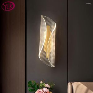 Lámpara de pared, diseño creativo, accesorio de luz Led para dormitorio, pantalla acrílica dorada moderna de lujo, decoración del hogar, Fondo de TV de cabecera