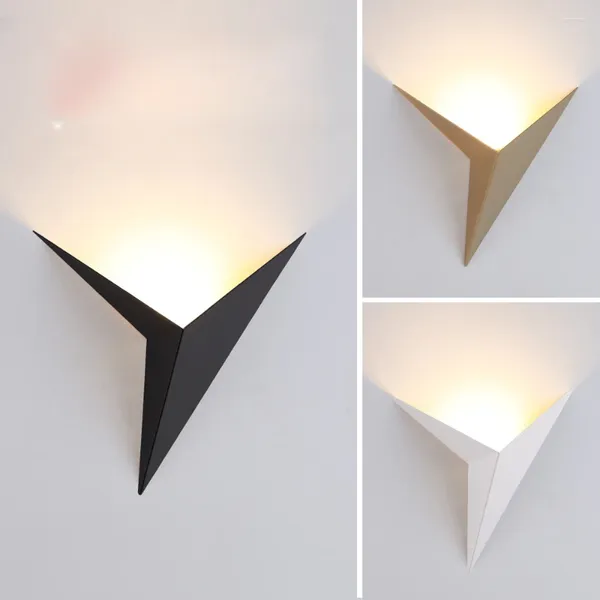 Applique créative en fer forgé de forme spéciale Triangle Simple chambre étude El chambre chevet lumière LED miroir phare