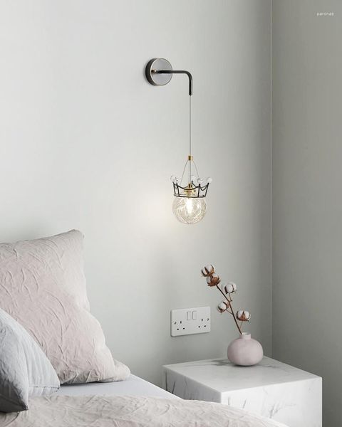 Lámpara de pared Corona Luz Lujo Pequeña mesita de noche Decorativa Todo cobre y pantalla de vidrio transparente para dormitorio