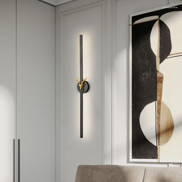 Lámpara de pared FKL Nordic Copper Light Luxury Golden LED Simple para sala de estar TV Fondo Dormitorio Mesita de noche Larga