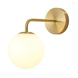 Wandlamp gouden koperen lichten inbegrepen met 12W LED -lamp Melkachtig/helder speciaal glazen ronde balbed in de slaapkamer