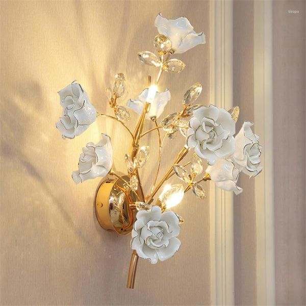 Lámpara de pared de lujo para sala de estar, lámparas Art Deco, iluminación de fondo de Villa, dormitorio, mesita de noche, luces de flores de cerámica de cristal