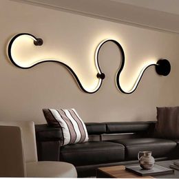 Lámpara de pared moderna y creativa, luz curva acrílica, aplique de serpiente Led nórdico para decoración del hogar, accesorio de iluminación 207t