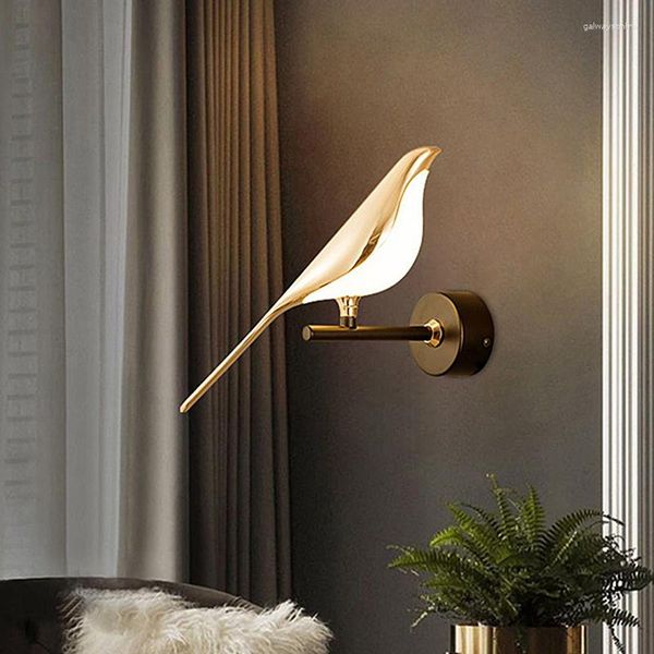 Lámpara de pared LED moderna Golden Bird Parlor Mesita de noche Luz colgante Novedad Decoración de dormitorio giratoria Foyer Sconce
