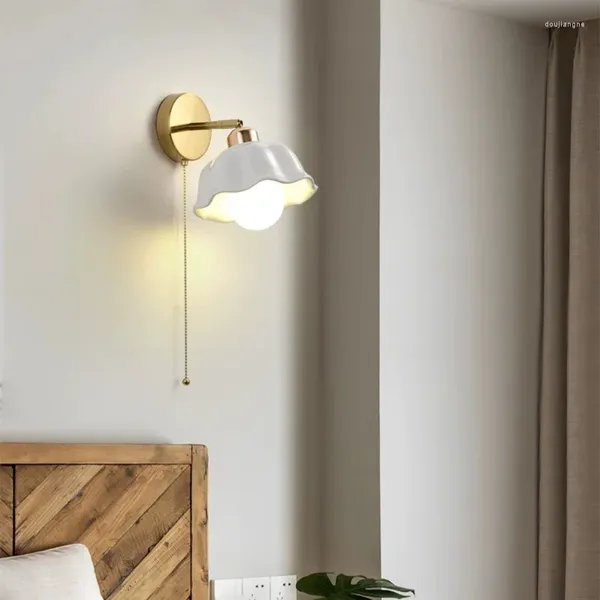 Lámpara de pared Luz nórdica Lujo Cálido Crema Viento Dormitorio Dormitorio Simple Moderno con interruptor de cable Homestaystairs