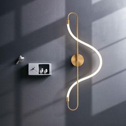 Wall Lamp Noordelijke lineaire LED Art Deco Slaapkamer El Bedide Modern Stave Light Home Gold SCONCE Montage