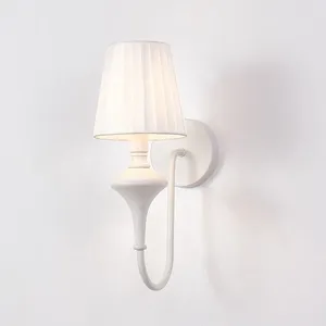 Applique Simple Tissu Nordique LED Chambre Lumière Dans La Chambre En Fer Forgé Blanc Chevet