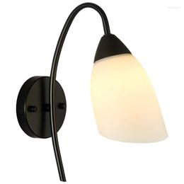 Wandlamp eenvoudige LED Melkachtig Witglas Lampenkap Zwart Iron Painted Lights for Living Room Slaapkamer Bedbout Hand Decor Decor