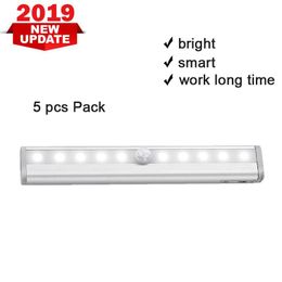 Lámparas de pared 5 PCS 10 LED Luces de armario con sentido de movimiento humano Gabinete inalámbrico Noche / Barra de escaleras con iluminación de lámpara de armario de banda magnética