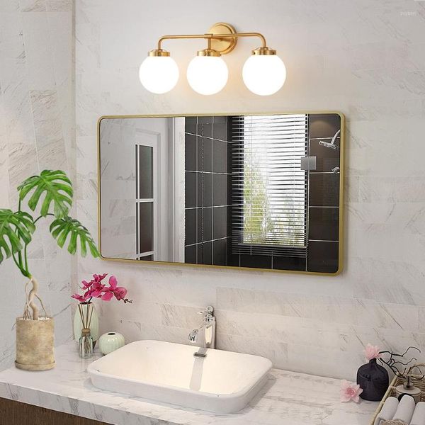 Lámparas de pared FSS Gold Baño Tocador Lámparas sobre espejo Latón moderno 3 luces Aplique con pantalla de bola de vidrio lechoso