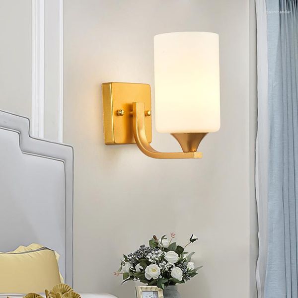 Lámparas de pared Lámpara de cristal dorada Dormitorio de alta calidad Iluminación de noche Luces de habitación de invitados simples modernas para el hogar