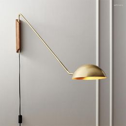 Lampes murales Italie Design moderne Lampe en métal avec bras long rotatif pour salon Canapé Lumière Monté Base en bois