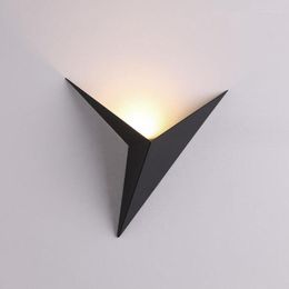 Lampes murales Lampe LED moderne Nordic Iron Art Triangle Noir Blanc Éclairage doré pour salon Chambre Chevet Allée Lumière de la maison