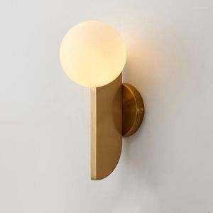 Wandlampen Noordelijke witte glazen indoor lamp Moderne creatief goud smeedijzeren woonkamer