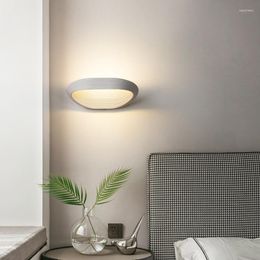 Wandlampen Noordelijke witte lamp LED Modern voor woonkamer tv -achtergrond Slaapkamer bed decoratie trap trap gangpad