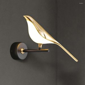 Wandlampen Postmoderne vogel LED LAMP Noordelijke plating Gold Acryl Slaapkamer Bed SCONCE ZANCE ZANCE AISLE Trap Lichtlijn
