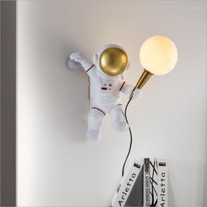 Lámparas de pared Lámpara LED de astronauta de dibujos animados blanco 3D creativo para dar a los niños una iluminación de la habitación de la infancia de ensueño