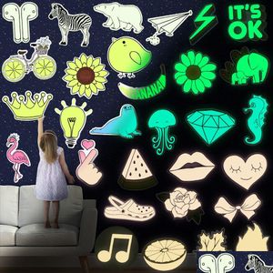 Muurstickers 30 stks gloeien in de donkere stickers voor kinderkamer decoratie feest geschenk DIY laptop Waterbottle lage plakboek emblemen druppel dhrhv