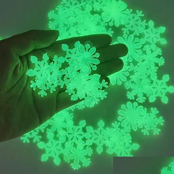 Autocollants muraux 50pcs 3D Flake de neige autocollant lumineux Fluorescent Glow in the Dark Dark pour Homw Kids Room Bedroom Christmas Decor Drop Dhjrc