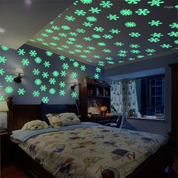 Stickers muraux 50pcs cadeau de flocon de neige lumineux pour enfants chambres de bébé chambre de Noël décoration de la maison brillent dans le noir Navidad 2023