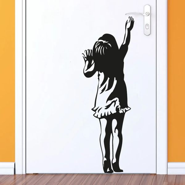 Stickers muraux Banksy petite fille porte autocollant décalcomanie fille enfants chambre rue Art Graffiti vinyle décor à la maison 231020