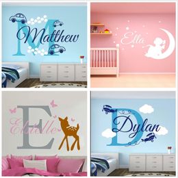 Pegatinas de pared JOYRESIDE Nombres personalizados Etiqueta Hogar Dormitorio Nombre personalizado Chica Coche Avión Ángel Ciervo Dinosaurio Ballena Corona Calcomanía 230227