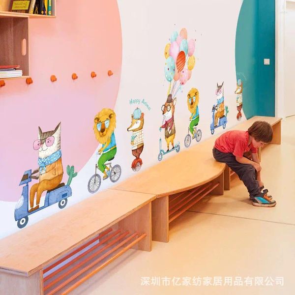 Pegatinas de pared Decoración de jardín de infantes Cartoon animales pequeños Montar una bicicleta pintura autoadhesiva Diseño de la habitación de los niños