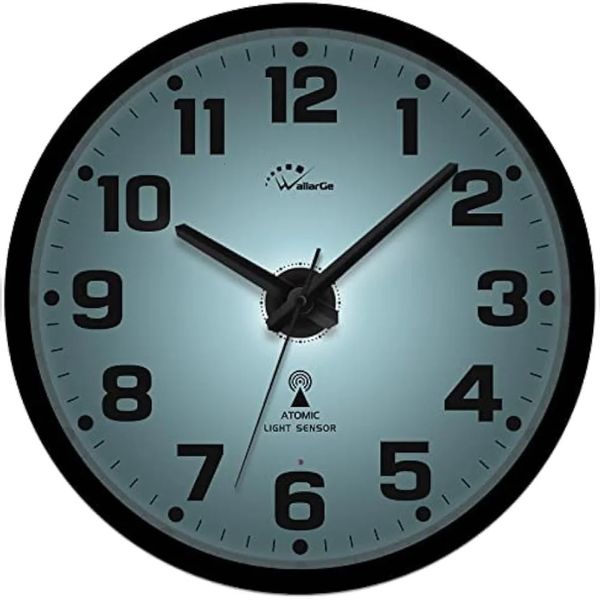 WallarGe Reloj de pared atómico con luz nocturna, silencioso, iluminado, brilla en la oscuridad, funciona con pilas, AUTO DST, 12 pulgadas, 240320