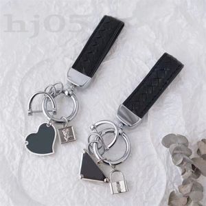 Cartera llavero diseñador llavero de cuero negro plata común exquisito bolso pequeño portachiavi hermoso llavero unisex accesorios estéticos PJ056 B23